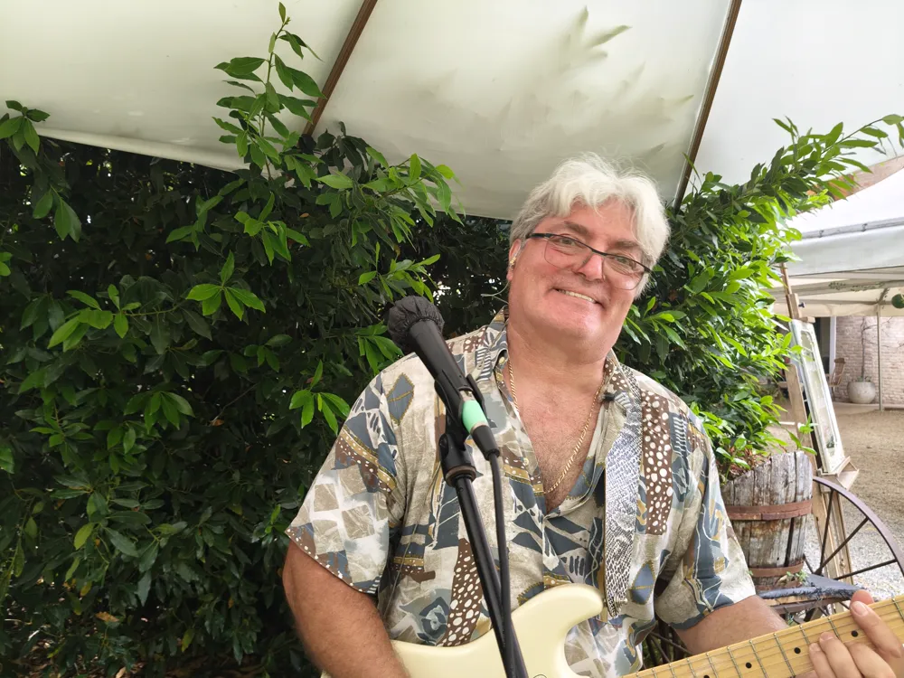 Andrea durante un concerto, voce e chitarra elettrica