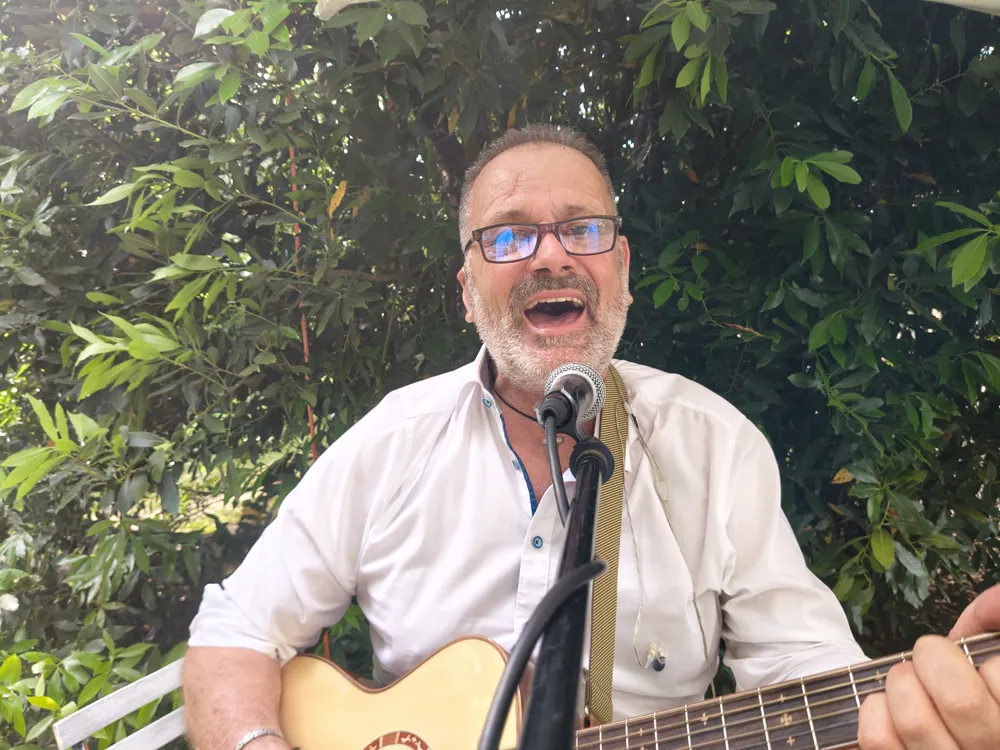 Luca durante un concerto, voce e chitarra acustica